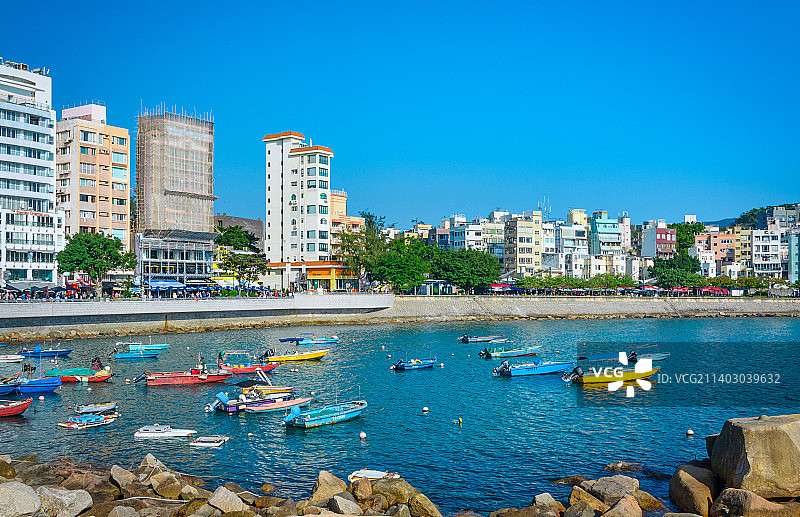 香港赤柱城市建筑与海湾渔船风光图片素材