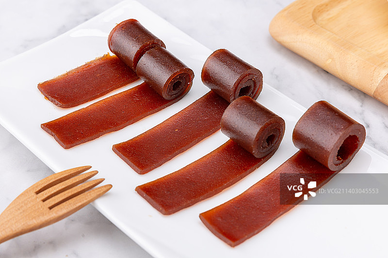 放在盘子里的山楂卷零食图片素材