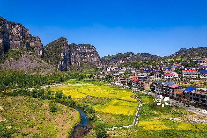 晴朗天气下的乡村风光图片素材