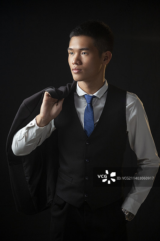 站在黑色背景前的商人图片素材