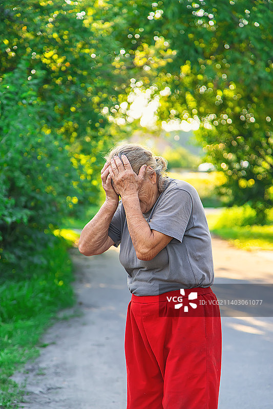 奶奶在路上头痛，选择性聚焦图片素材