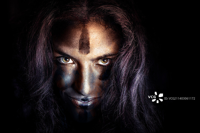 黑色背景下恐怖女人的特写肖像图片素材