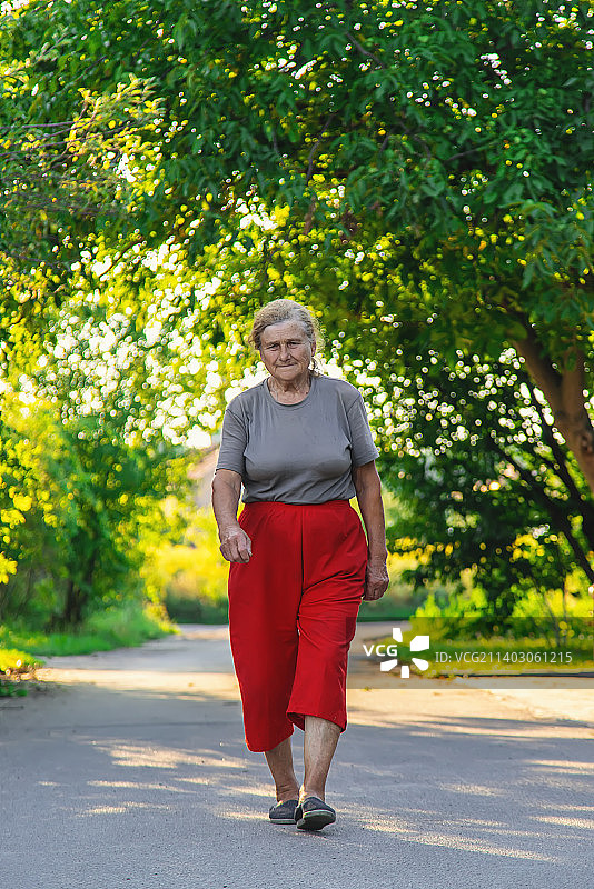 奶奶在路上行走（选择性焦点）图片素材