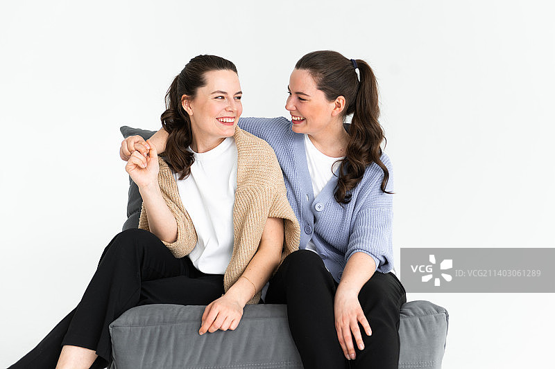 两位快乐美丽的双胞胎姐妹在工作室合影图片素材