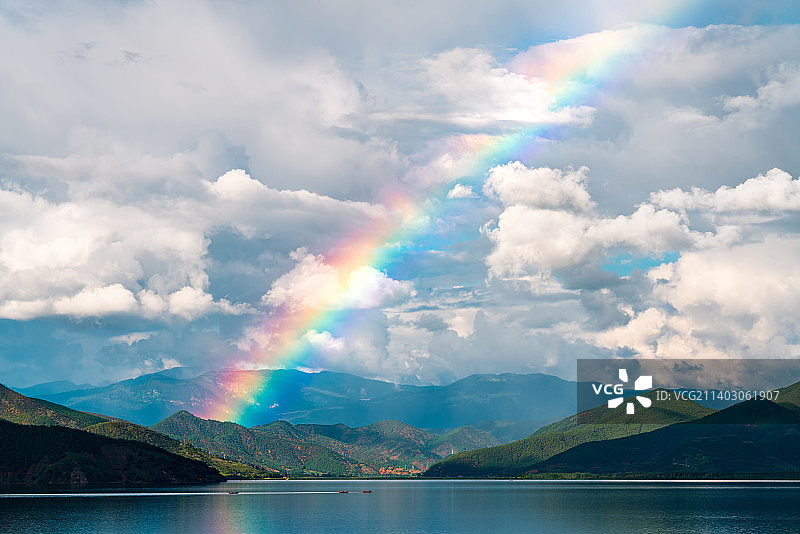泸沽湖雨后的彩虹图片素材