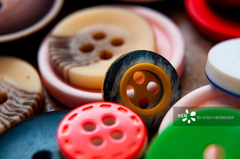 桌子上彩色纽扣特写图片素材