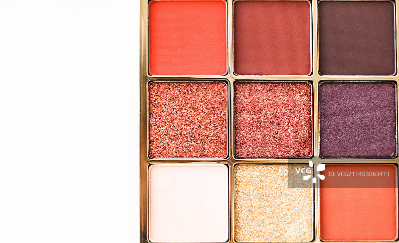 大理石背景上的眼影盘化妆品图片素材