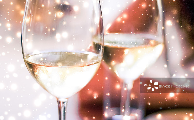 冬季假期白葡萄酒杯发光雪景背景图片素材
