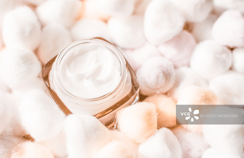 敏感肌肤专用豪华面霜与橙色化妆棉图片素材