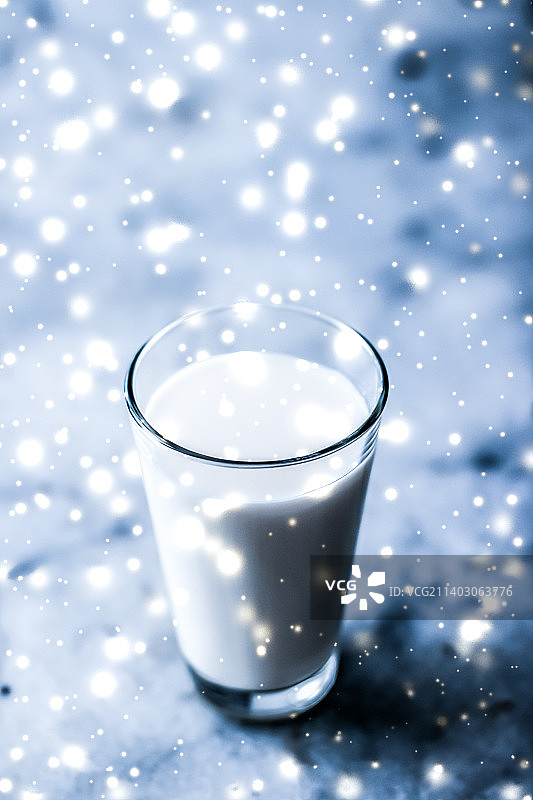 节日饮品：将有机无乳糖牛奶倒入玻璃杯中图片素材