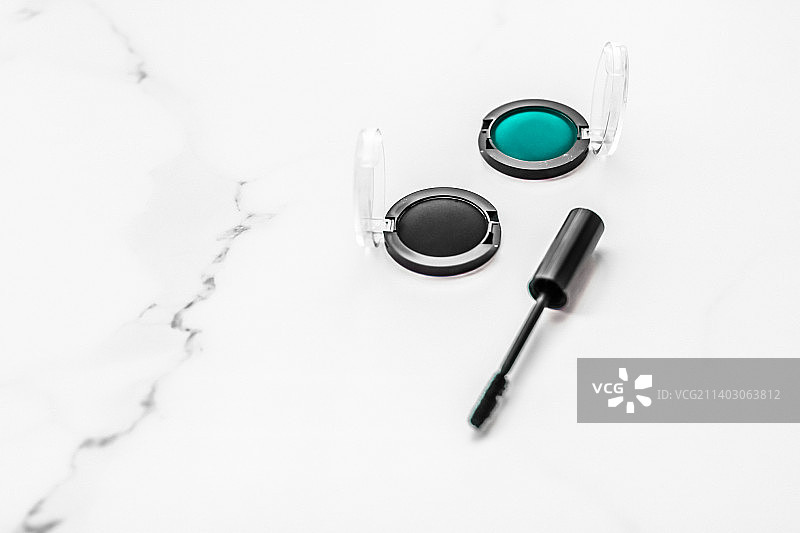 眼影、黑色眼线、睫毛膏与大理石背景图片素材