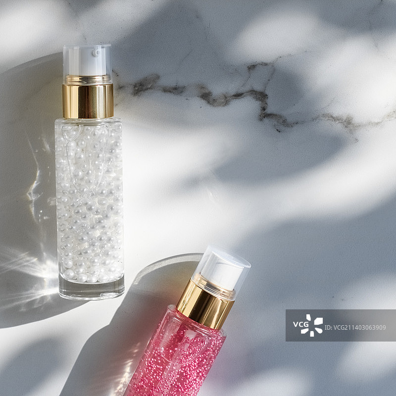 护肤精华液和凝胶瓶、保湿乳液和紧致霜图片素材