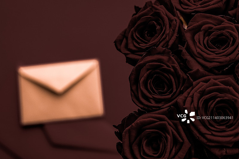 情人节的爱心信件和鲜花递送，奢华花束图片素材
