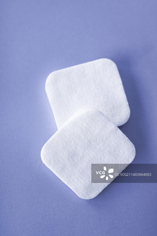 紫色背景上的有机化妆棉图片素材