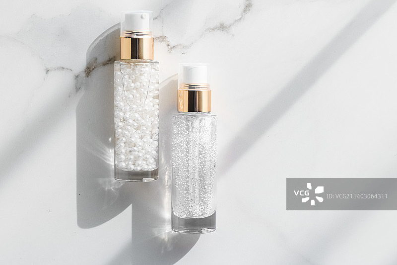 护肤精华液和凝胶瓶、保湿乳液和紧致霜图片素材