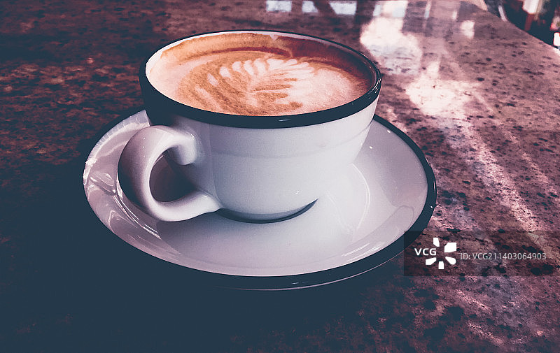 咖啡馆早餐：巴黎咖啡桌上的卡布奇诺咖啡图片素材