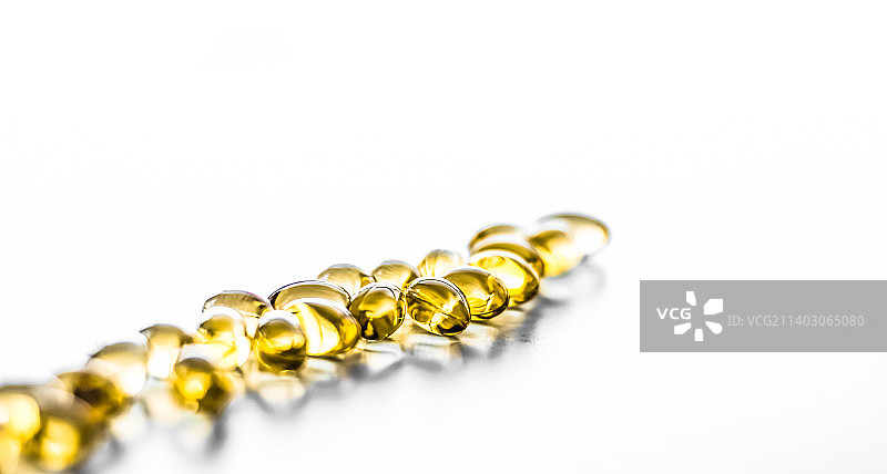 维生素D和Omega 3鱼油丸，健康饮食营养图片素材