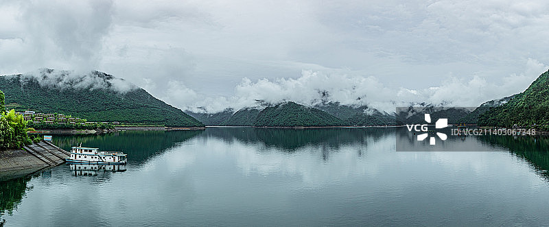 杭州淳安县千岛湖 新安江畔 大雾中的景观图片素材