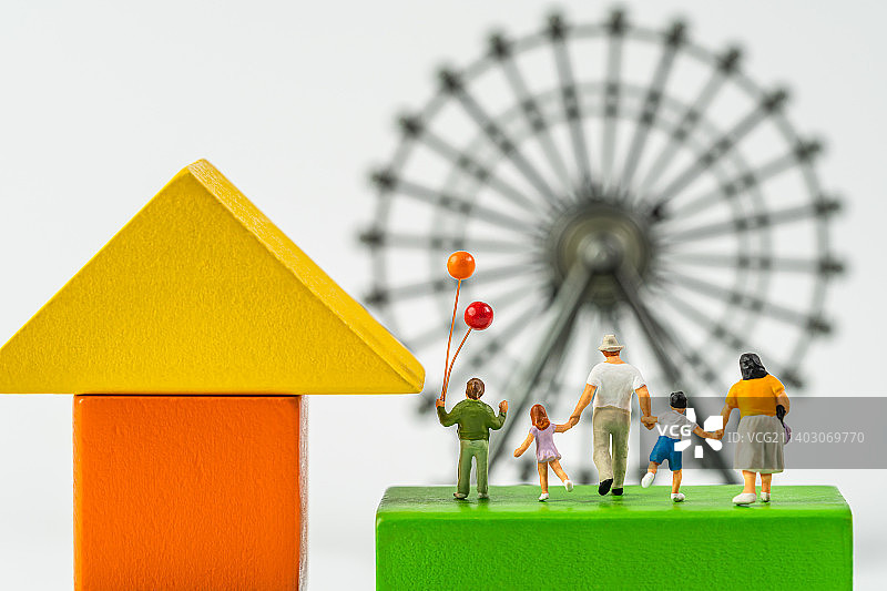 三孩五口之家在游乐场观看摩天轮创意微缩景观图片素材
