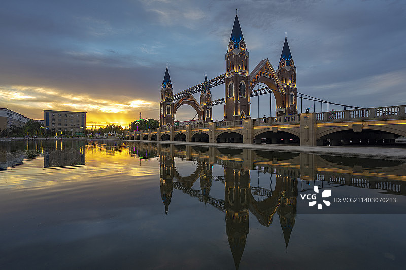 中国新疆阿勒泰布尔津县额尔齐斯河布尔津桥图片素材