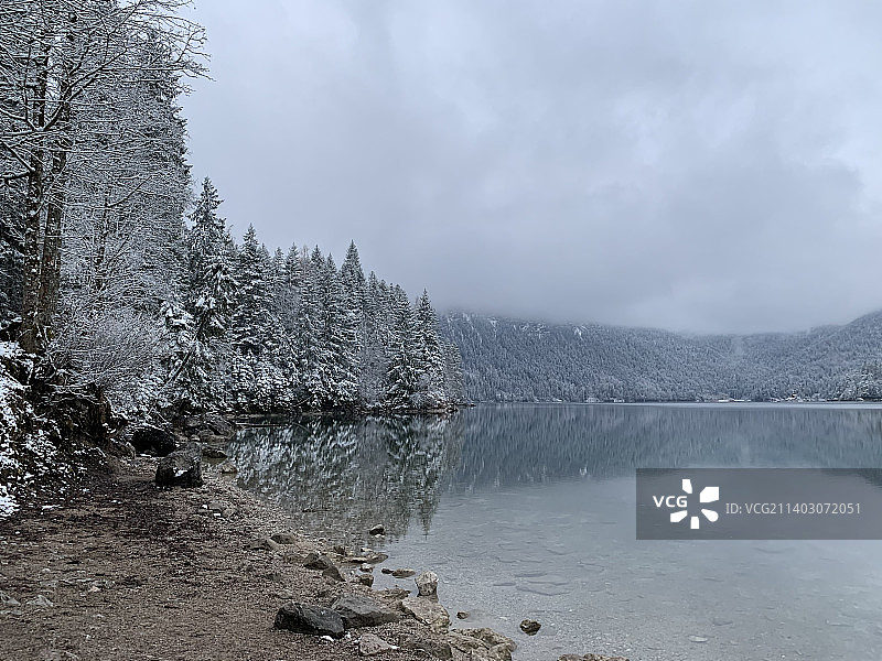 冬季德国格赖瑙Seeweg的湖泊风光图片素材