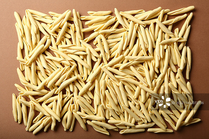 桌子上生面食的俯视图图片素材