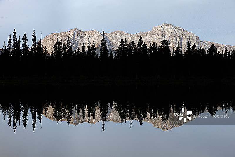 加拿大布勒山日间游乐区湖畔树木的迷人景色图片素材