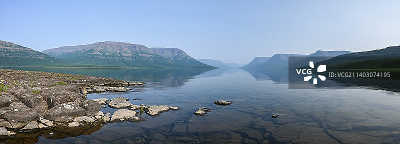 俄罗斯普托拉纳高原山地湖泊全景图片素材