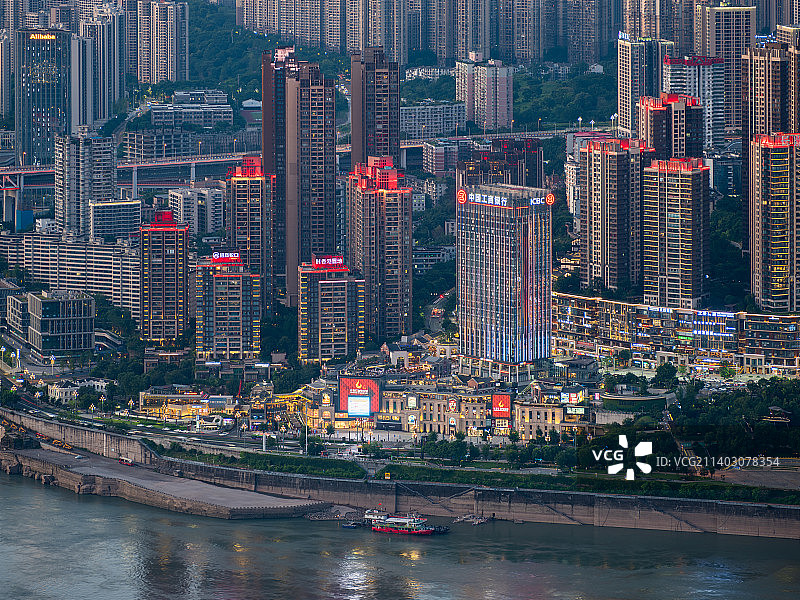重庆市南滨路长嘉汇弹子石老街夜景长焦镜头图片素材