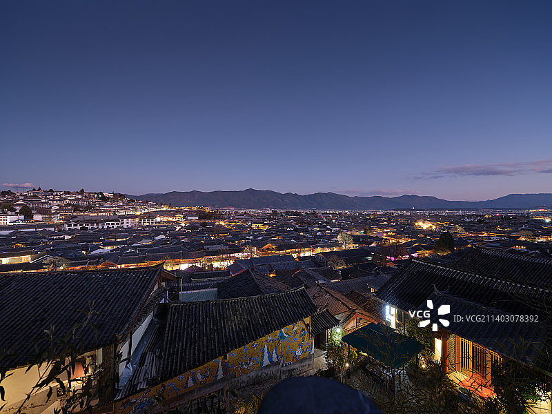 云南省丽江市古城区丽江古城蓝天白云自然风光 玉龙雪山图片素材