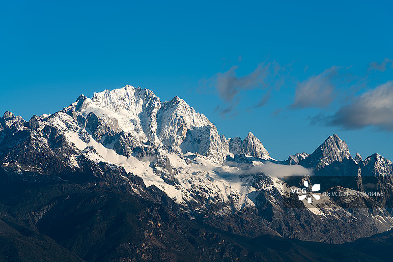 云南省丽江市古城区丽江古城蓝天白云自然风光 玉龙雪山图片素材