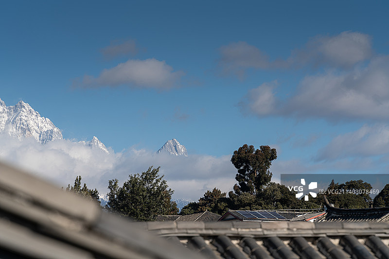 云南省丽江市古城区丽江古城蓝天白云自然风光 玉龙雪山图片素材