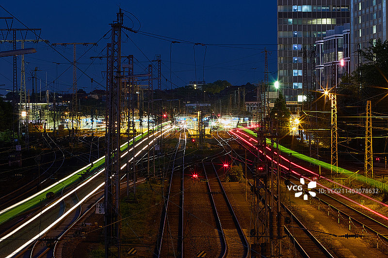 夜晚铁轨上光轨的高角度视图图片素材