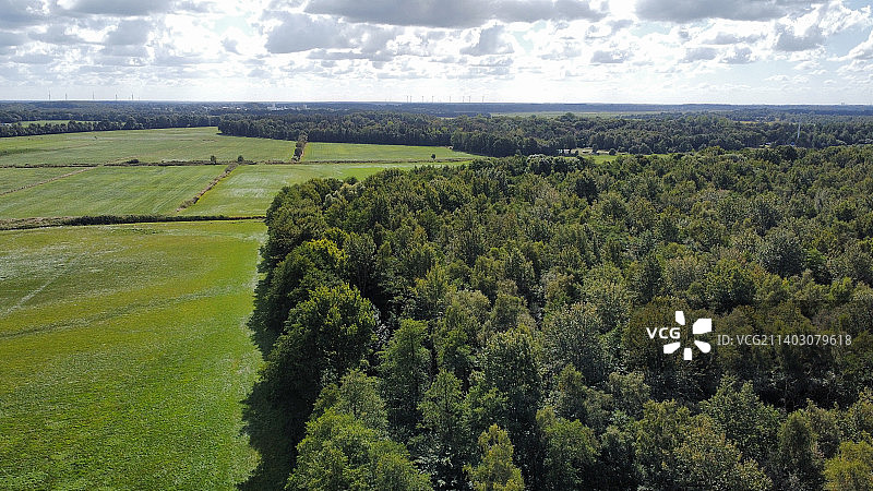 天空映衬下的农田风景图片素材
