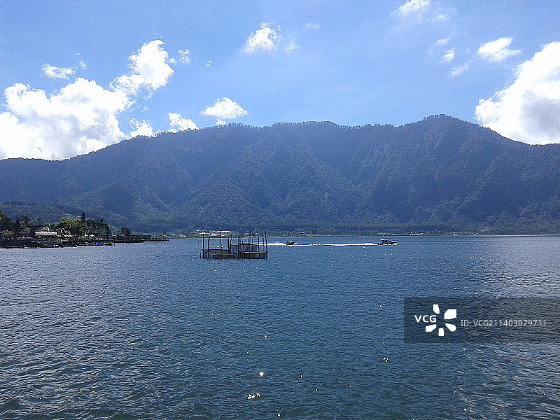 印度尼西亚布拉坦湖壮丽的海山景色图片素材