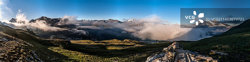 法国蒂涅山脉全景图片素材