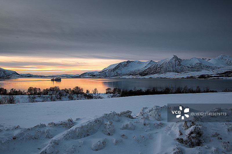 日落时分挪威诺德兰的雪山风光图片素材