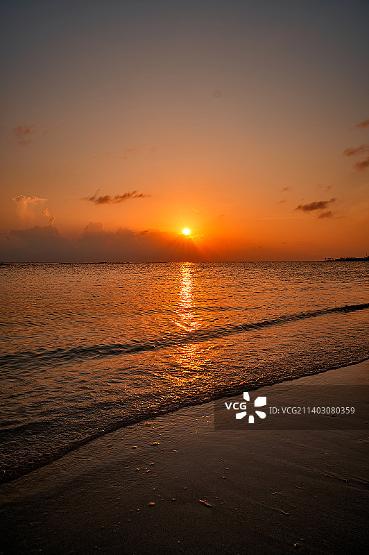 马尔代夫北阿里环礁坎多卢胡岛日落海景图片素材