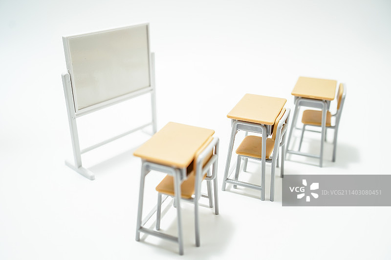 白色背景上的微型教室设备特写图片素材