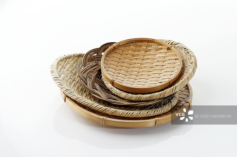 多种竹藤餐盘，白色背景亚洲传统菜肴图片素材