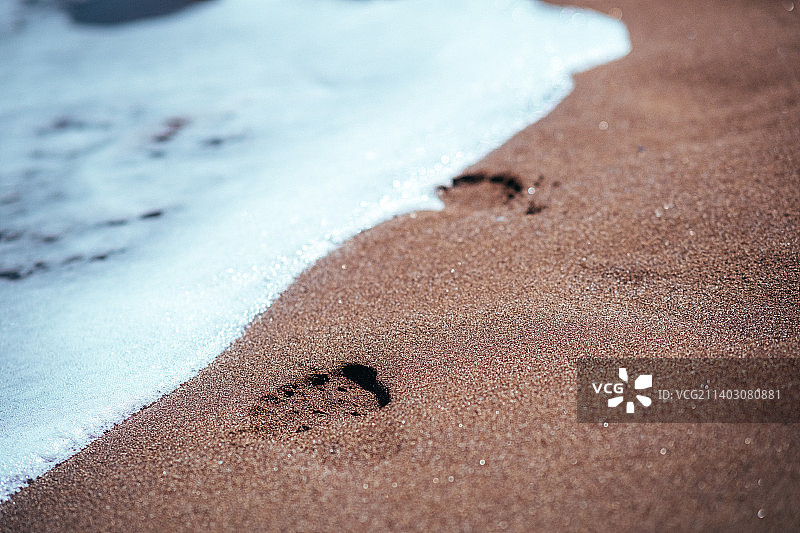 海滩沙滩上的脚印特写图片素材