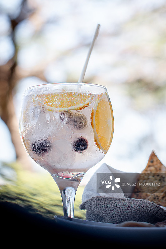 桌子上杯子里的饮料特写图片素材