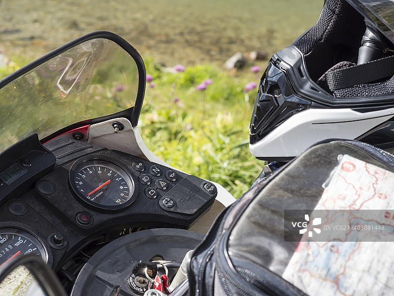 瑞士阿尔卑斯山的探险摩托车图片素材