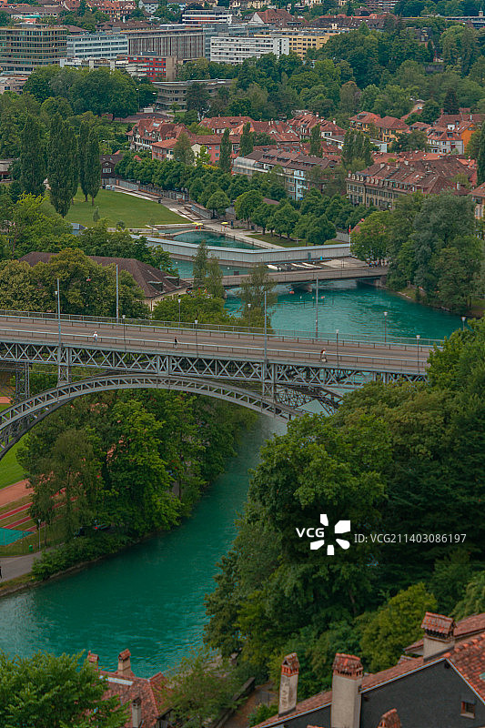 瑞士伯尔尼城市河流上的桥梁高角度视图图片素材