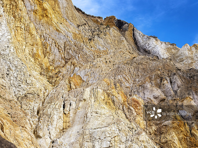 英国怀特岛艾勒姆湾著名的彩色砂岩海崖图片素材