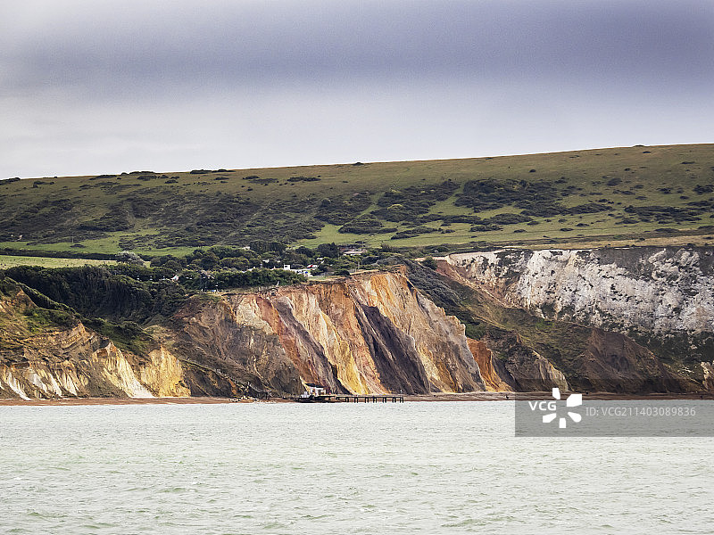 英国怀特岛艾勒姆湾著名的彩色砂岩海崖图片素材