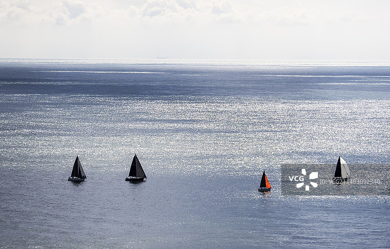 英国怀特岛Luccombe附近的英吉利海峡上的帆船图片素材