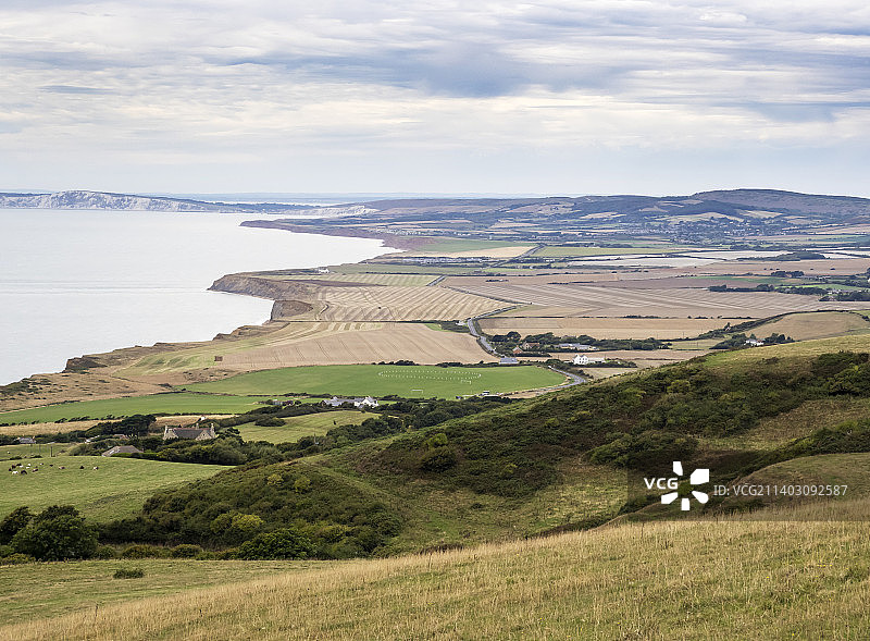 从英国怀特岛的圣凯瑟琳斯丘陵向西看图片素材