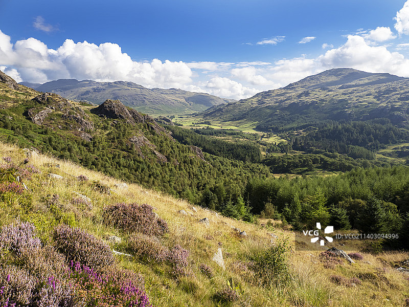 从哈特山较低坡度俯视英国湖区达顿山谷图片素材