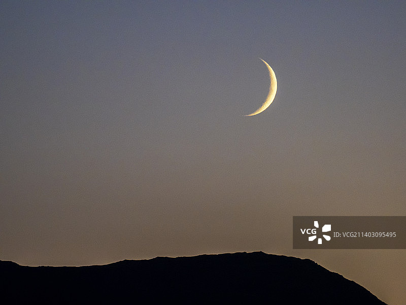 英国湖区安布尔赛德韦瑟拉姆山上的新月图片素材